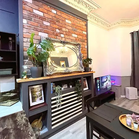 Adeamstays Provides Beautiful Centrally Located 1 And 2 Bed Apartments On Liverpools Boulevard Exterior photo