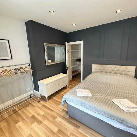 Adeamstays Provides Beautiful Centrally Located 1 And 2 Bed Apartments On Liverpools Boulevard Exterior photo